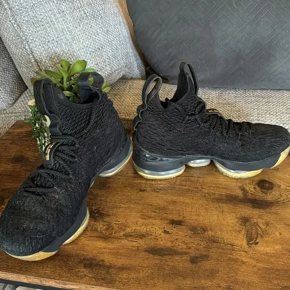 Nike LeBron XV 15 Basketball Shoes Black Metallic Gold size Y5.5